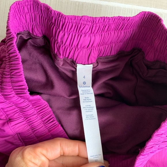 ❌SOLD❌ Lululemon Hotty Hot Shorts regal plum sz 4 - Picture 4 of 5
